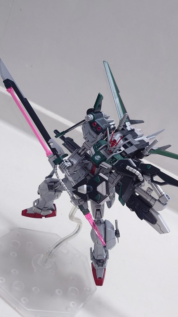 稼働域が少なくなって細かい動きは難しそうですが、突進してきたらひとたまりもないでしょうね(gundam-kao10)