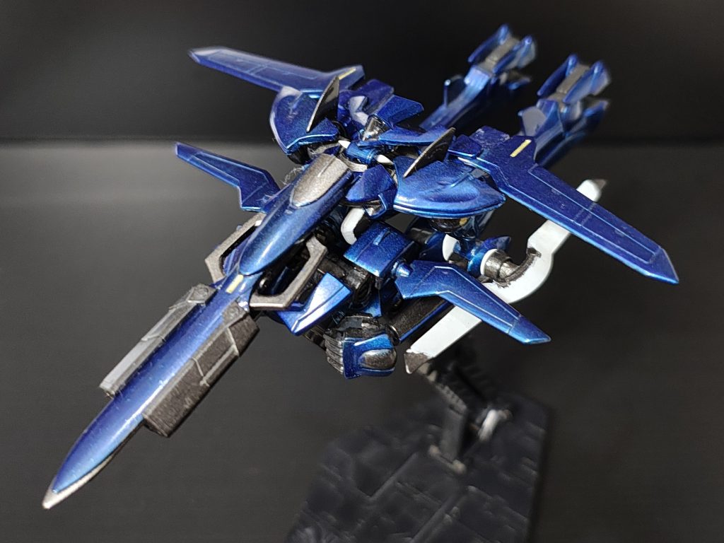 肩の部分になる外装が凹んでるのは、裏の肉抜きをパテ埋めする時にいっぺんに盛りすぎて、パーツが溶けてしまったようです(zaku-kao9)乾燥させるのに2，3日放置して気づいたら時すでに遅しでした～(zaku-kao4)