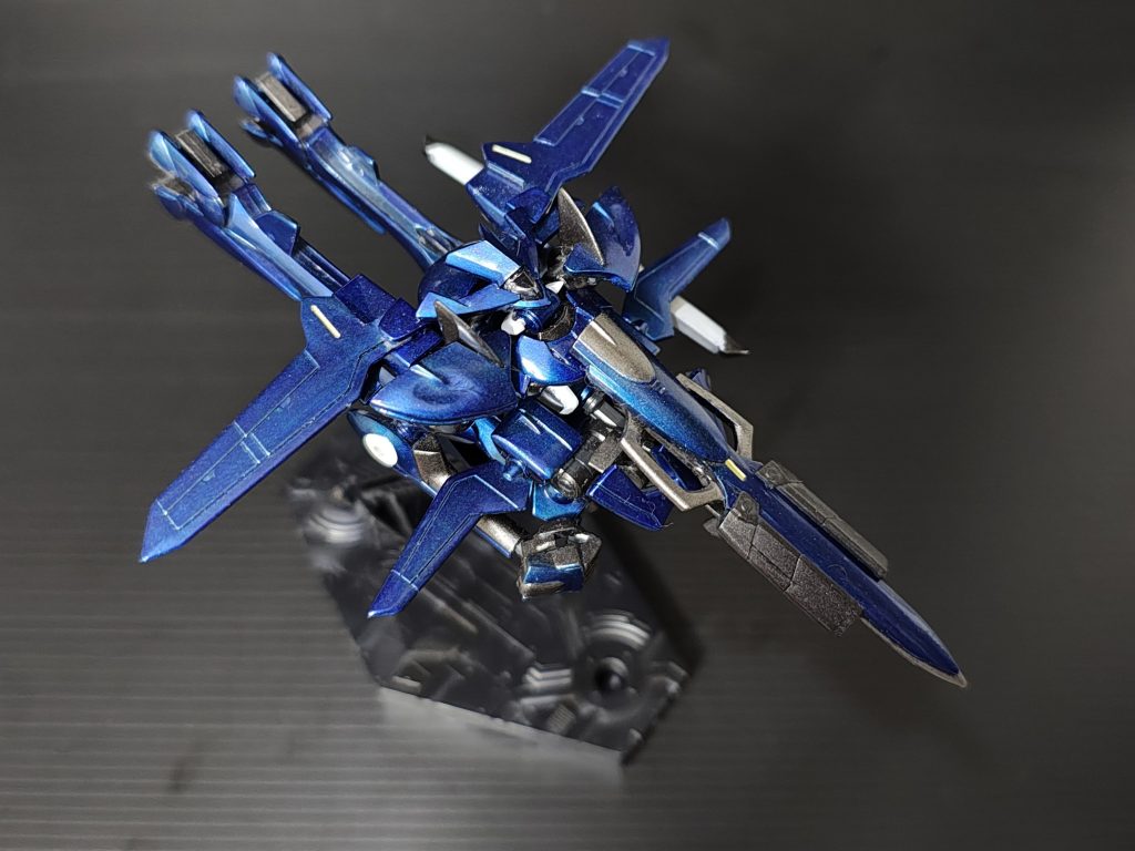 イナクトを初めて見たときはかなり異形に感じたものの、フラッグもそうだけど西暦の時代にモビルスーツが作られるとしたらあり得るかもって感じましたね(gandam-hand2)特に飛行形態は、腰部やバックパック、それに脚部にジェット機構などのエンジン積んで推進力にすれば、実現できそうな気がしました(gandam-hand1)