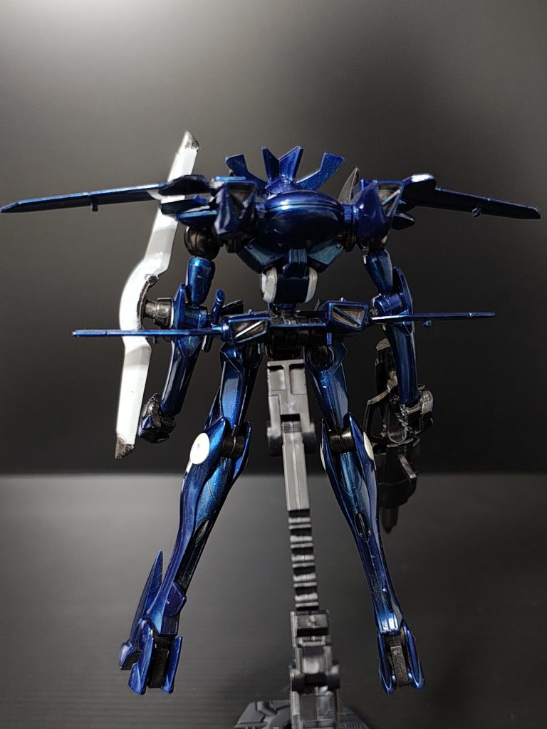 水性ホビーカラーを使っての筆塗り全塗装となります(gandam1)青色の外装は、サフ代わりに光沢ブラックを塗ってシルバーを重ねた後に、クリアブルーを何度か塗ってのキャンディ塗装っぽく仕上げてます。腹部、下腕、膝裏、武装は調色を変えて塗り分けしたつもりですが、写真だとわかりづらいですね(gundam-kao5)フレームなどは赤鉄色やメタリックブラック、ゴールド他、何色かで塗り分けてます。