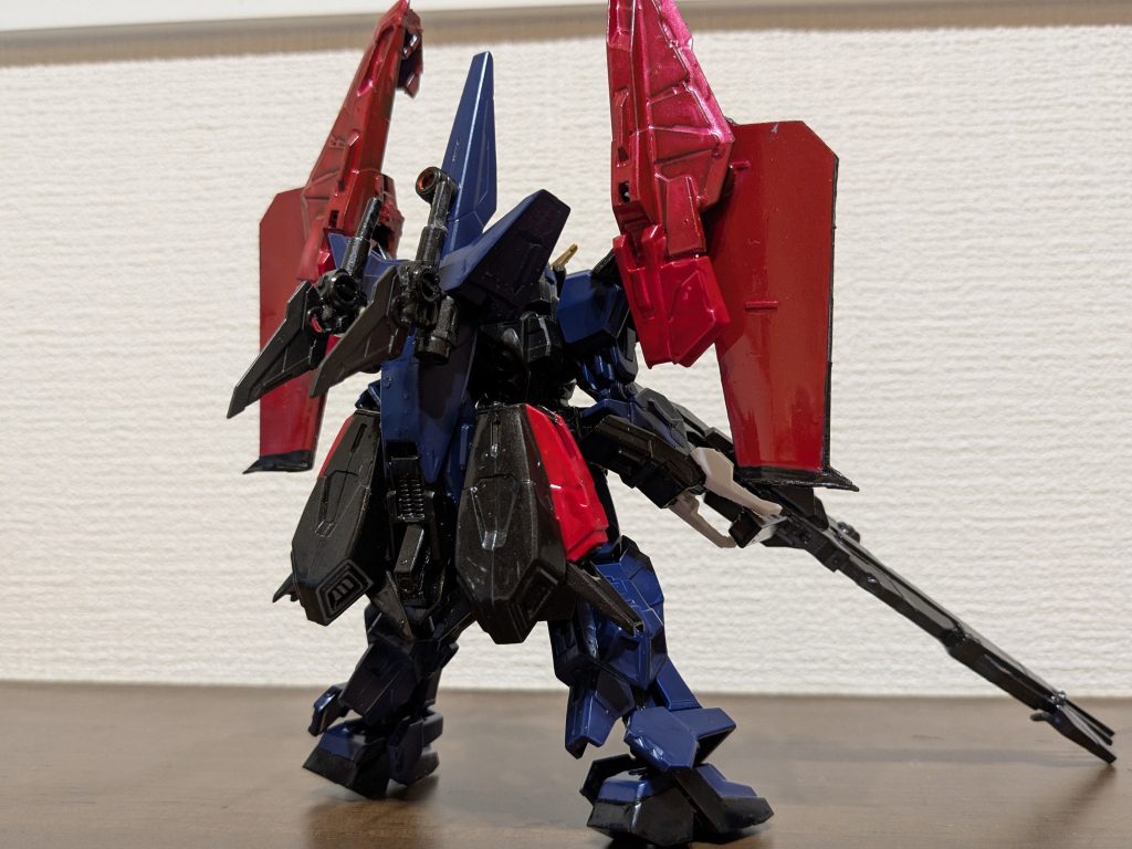 バックショット。背中のICBMハンブラビもそれっぽく作ってみました。Zのシールド中ほどに、Zのスリッパ部分を接着してハンブラビの肩っぽくし、ふくらはぎのフレームを加工してバーニアっぽくしてあります。ヒートホーク形ビームライフルもそのバーニアに装備しました。ヒートホーク形ビームライフルについては、また後ほど。またシールド内にZのテールスタビライザーごとバックパック中央部を接着してあり、ウイングを接続するところに、Ζの腿内に股関節フレームを仕込んだものを接続できるようにしました。さらにその下端には、Ζのリアスカートを加工して詰めてあります。ICBMハンブラビは、マークIIのリアスカートにΖの背中パーツを接着し、そこに接続してあります。肩のウイングバインダーは、ΖのウイングバインダーにΖのサイドスカート、フロントスカートを接着し、形を整えました。