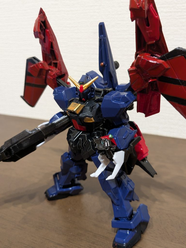 マスクを外した状態で1枚。せっかくマスクコマンダーを作るなら、こういうギミックも付けたくてやってみました。マスクはΖのフェイス部分を切り出して、マークIIの顔にはまるようにアンテナを切除し、内側を削り出してあります。トサカ部分も加工してアンテナ中央部に接着し、その隙間にボールジョイントの先端を接着しました。マスクのサイドには、関節の接続パーツを利用してバルカンっぽくしてあります。クローはΖの膝パーツを切り出し、半分に割り、形を整えてΖの腕の甲パーツに接着。接続部を加工して、マークIIの腕にはまるようにしました。