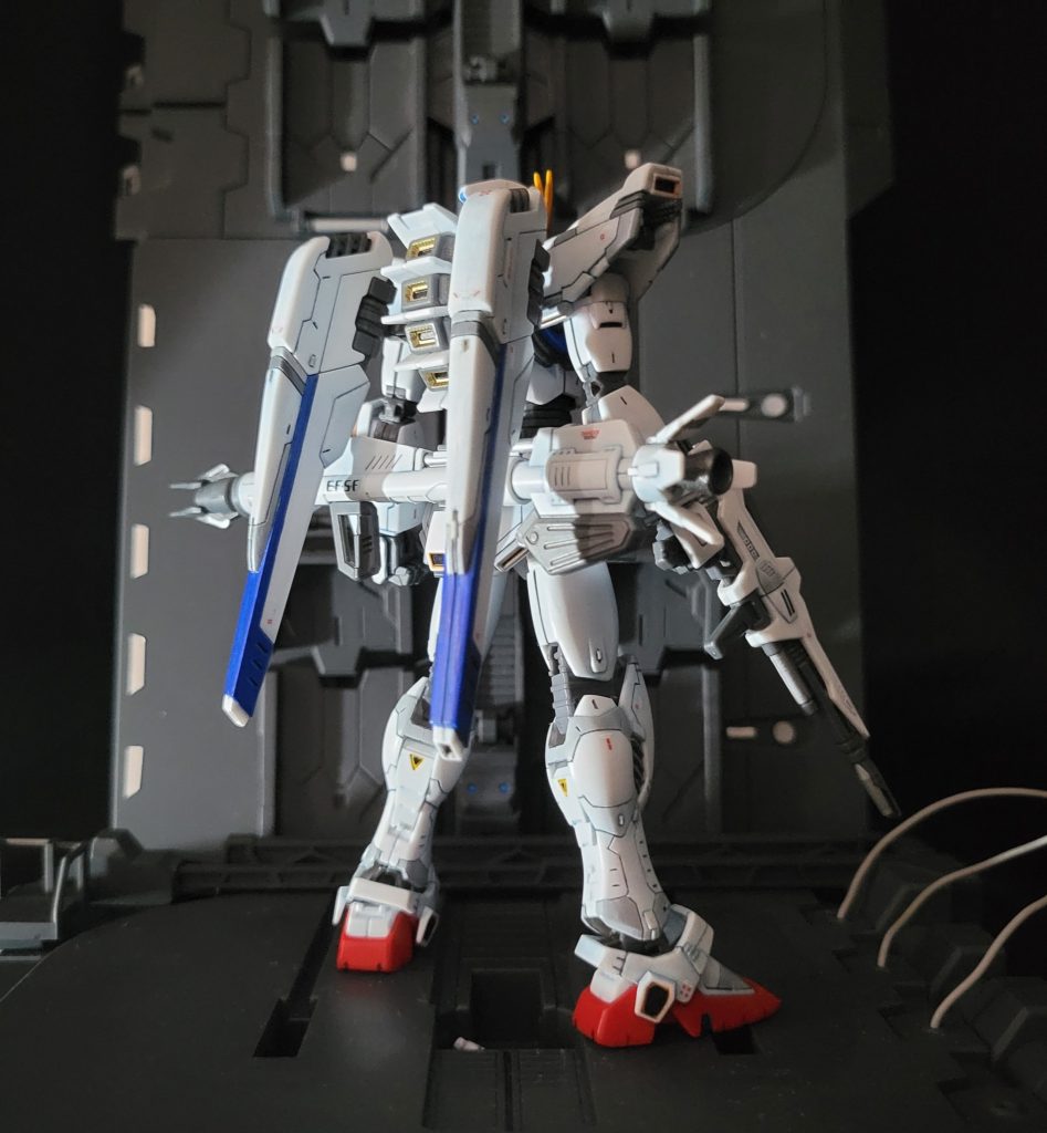 いつものプラ板貼り付け、スジ彫り、部分塗装です。もともと出来の良いHGなんですが、頭が大きく感じたので、腹2mm、太もも1.5mm、膝1.5mm、足首1.5mmと、全長を6.5mm伸ばしてます。