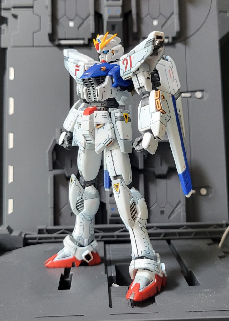 サイドビュー。全身にディテールいっぱい入れてたんですが、特に気合い入ったのが頭部です。