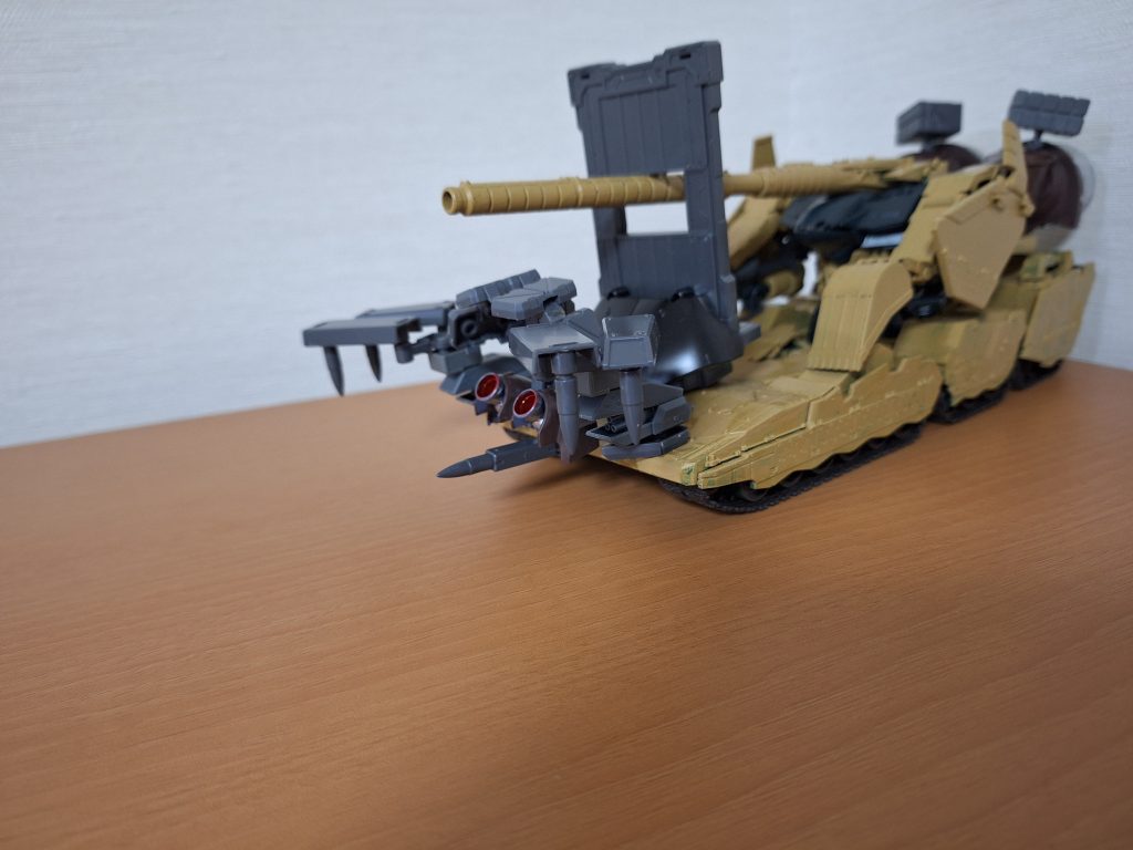 ジオン整備兵が地球にきてみた某アニメ、『超○空✕塞マ△□ス』にハマり、ダ○ダXスアタックをやってやろうと魔改造した結果、できあがったヒルドルブという設定です😄もっと流線型にしたかったのですが、思ったできあがりになってないのが悲しい😢