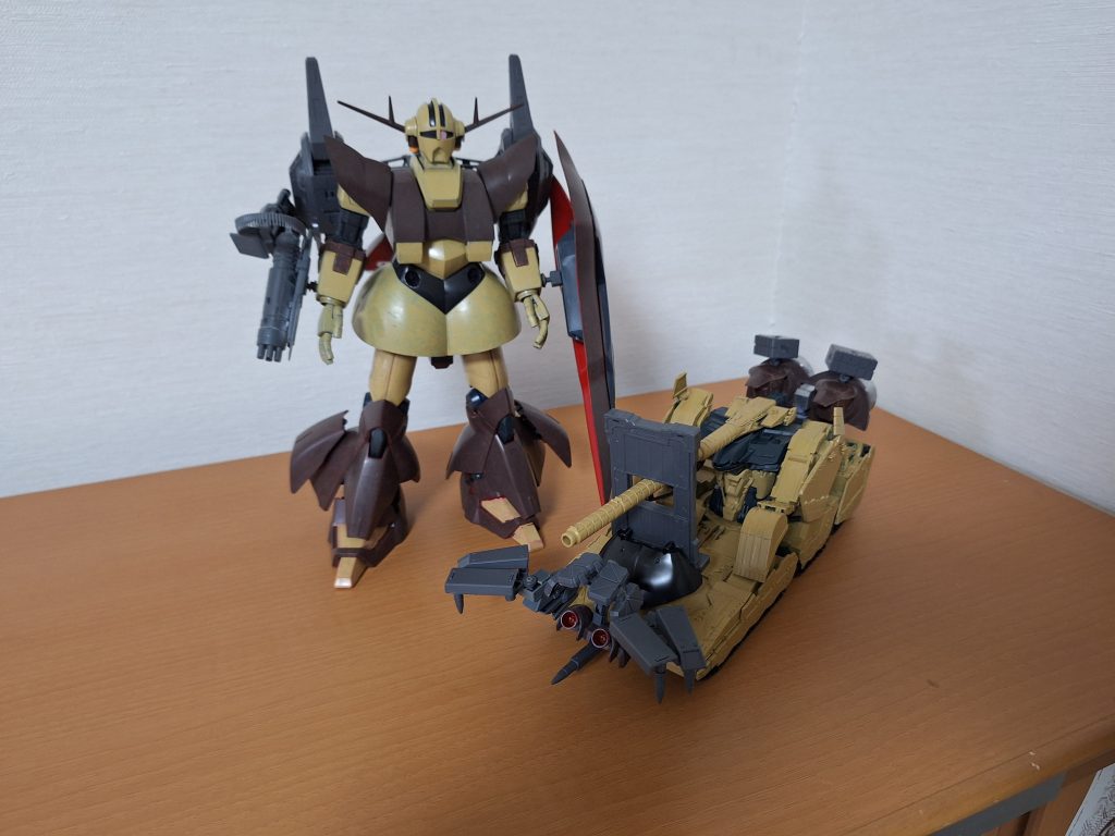 地上のジオン残党軍の秘密兵器2機です😆陸戦型ジオングは、ガトリングと前腕部メガ粒子砲を撒き散らしながらジャンプし、シールドで垂直打突しますが、それに対して、強襲型ヒルドルブは大型バーニア爆速で水平打突します。