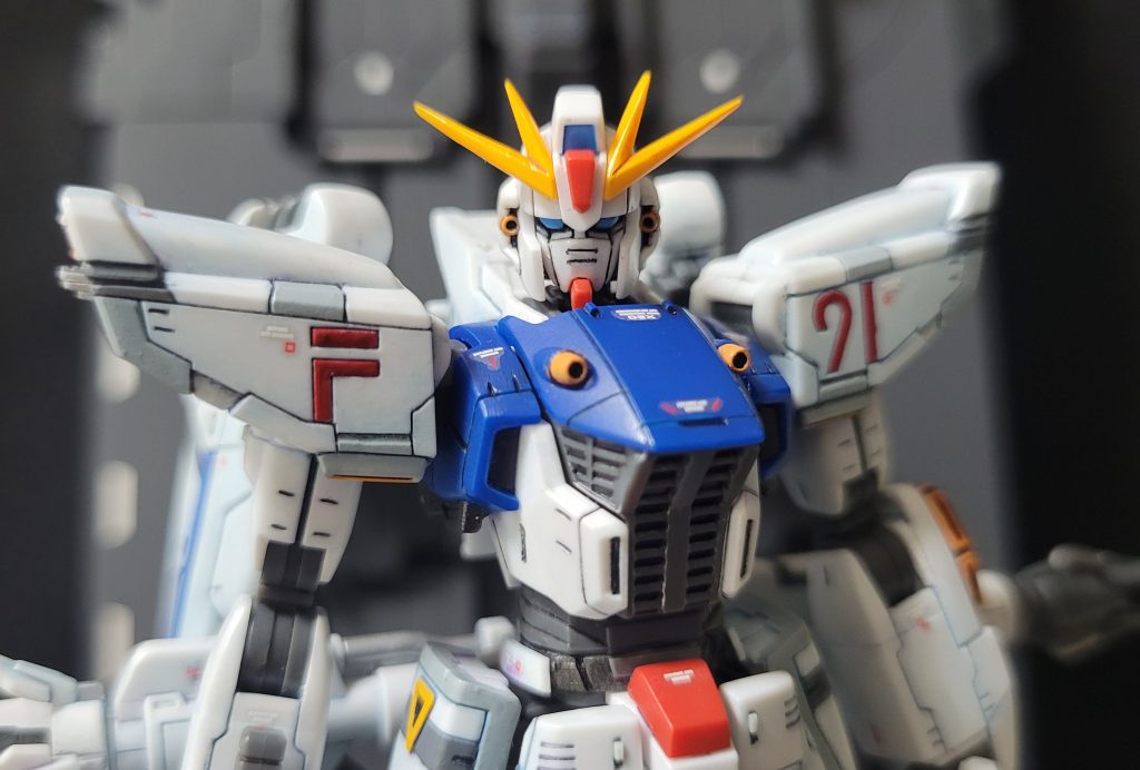 クチ部分に厚みを感じたので、削り込みました。顔の角度を変えて接着し、ヘルメットを浅目にかぶらせることで…、なんかスッゴいイケメンに大変身！！？　ヘルメットと額を少し削り込み、大きめに見えてた頭も少しマシになったかな？　短く感じたブレードアンテナを少し伸ばしました。やりすぎ？