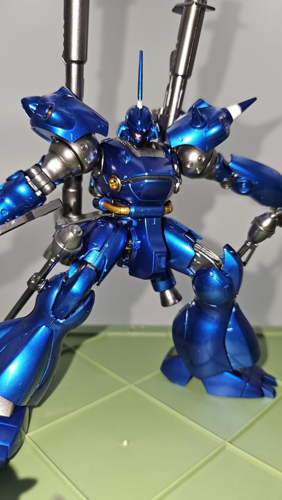 胴と右太もも外側がわずかに濃いです。実はこのタイミングでエアブラシが破損、清掃中にピンを固定するネジが折れて使用不可に。その時点までに塗っていた部位が吹きが悪かった分厚塗りして濃くなってます。