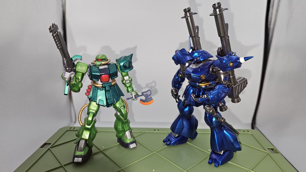 Ⅱ改にショットガンを薦めるケンプ。Ⅱ改もそのうち再度購入して新しく作ってあげたいですね。今回は下地の光沢確保に使える塗料の選定目的での作成でした。我が家の光沢ブラックが希釈しても艶消しになるため、今回は光沢クリアをひたひたにテカテカになるまで塗ってからの塗装。結果、光沢が死にやすいふくらはぎもテカテカに。割りと良さげですねEXクリア。キットの評価ですが、出来はかなり良き。可動域は太ももの裏スラスターの分やや少なめ、肩もトゲがバズに干渉する分左の可動域がやや悪い。それ以外の可動域は文句無し、むしろ2008年発売ならかなりの良キットです。以上、ケンプのキャンディ塗装でした。閲覧ありがとうございました。