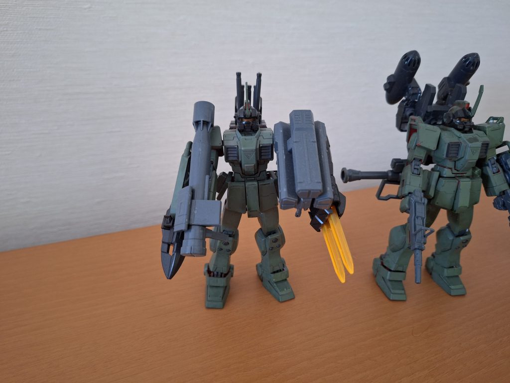 陸戦型ジムを特戦仕様化したアタッカー１です。『赤い三巨星チームセット』の特殊装備で近接装備であるアイアンバンカーとヒートスパイクに加え、ネットガンとミサイルランチャーを装備させました。