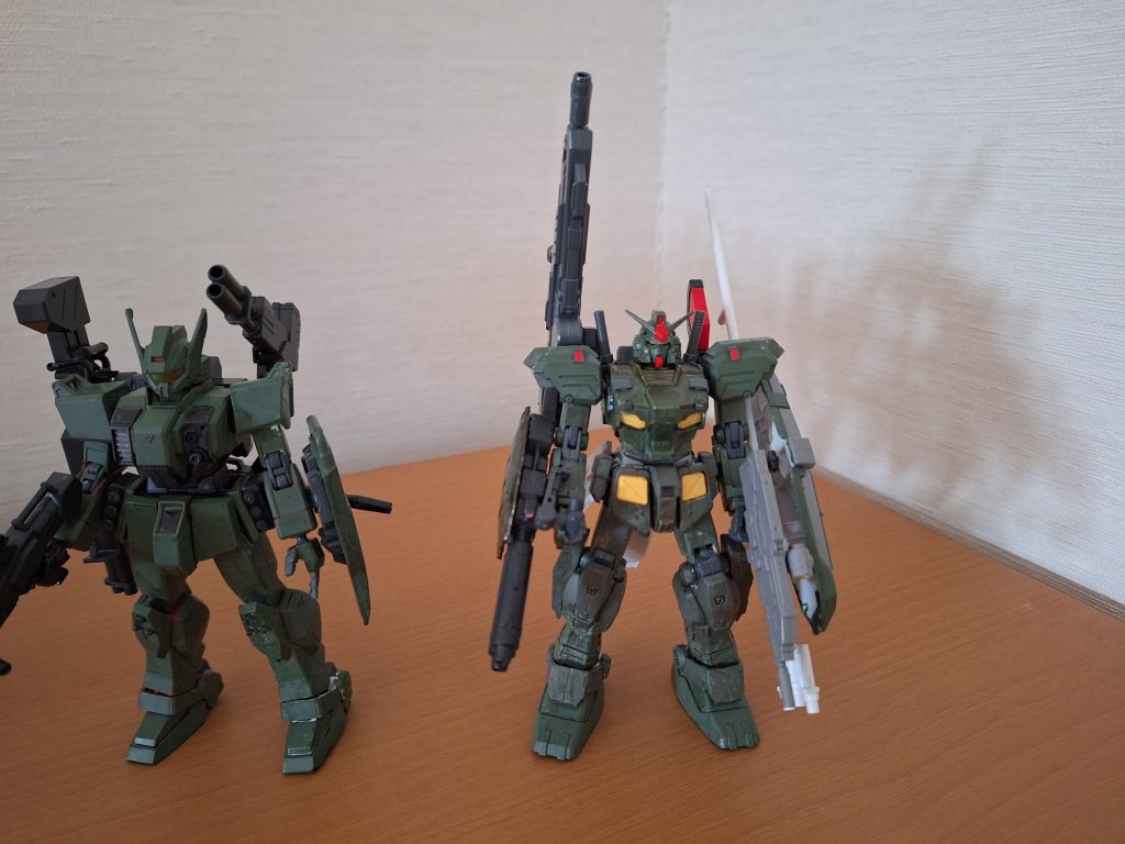 小隊長機のフルアーマーガンダム７号機です。これまでの小隊で、特戦群所属隊は、アーミーグリーン、4機小隊編成、ガンダムタイプが小隊長機で他はジムタイプ、小隊長機は二連装ビームライフルまたはシェキナーを装備としました。