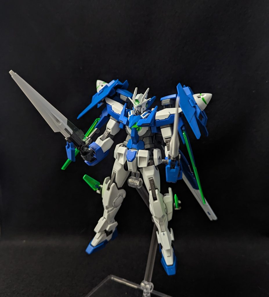 脚の横のビット取り付け部分はEGラーガンダムの余剰パーツのノーマル膝パーツを削って合わせて付けたものですいつかやりたいとアイデアを温めていたダブルオーのカスタム機です自画自賛ですみませんが⋯コレカッコいいぞ普通にビルド系アニメに出せそう