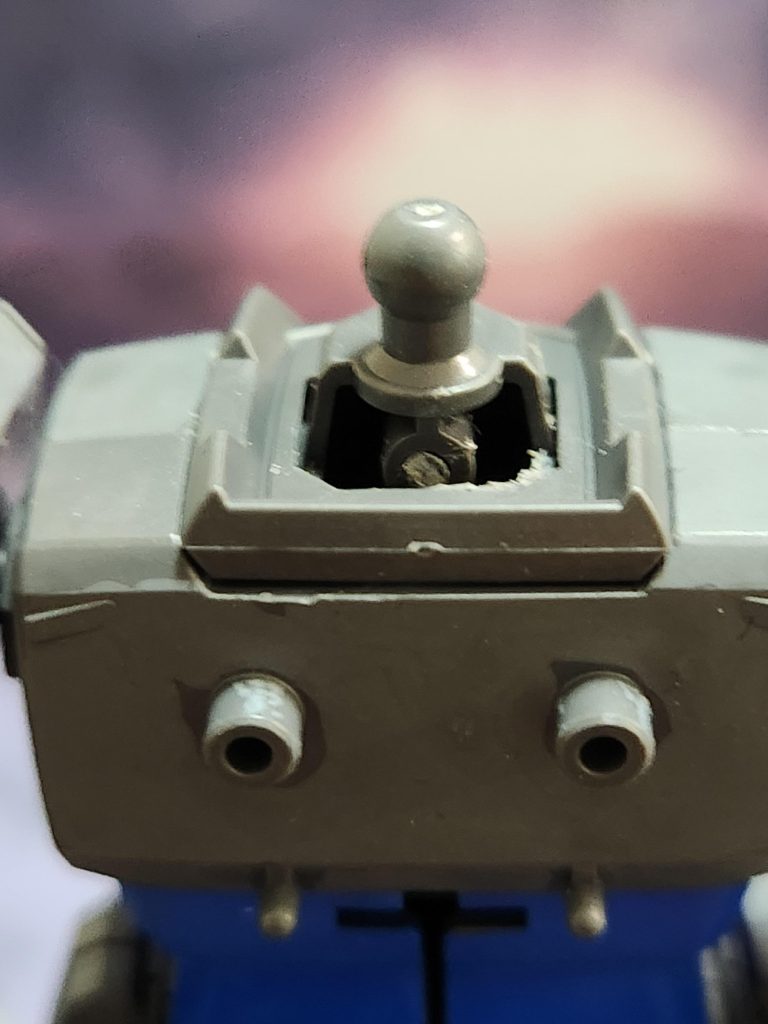 首の後ろをニッパーで切り落として、首が上にあがるようにお手軽改造。