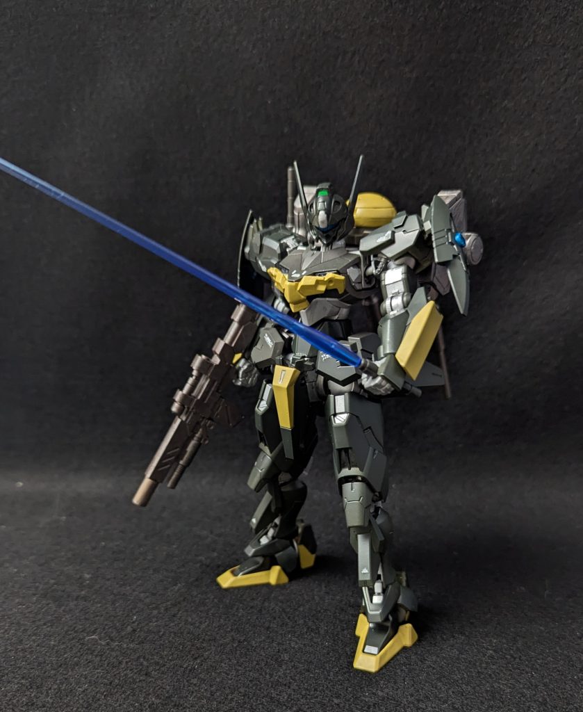 武装はビームライフル、ビームキャノン、ビームサーベル、頭部バルカン両肩のシールドのブルーの部分はビームを減衰させるフィールドを貼れるという設定