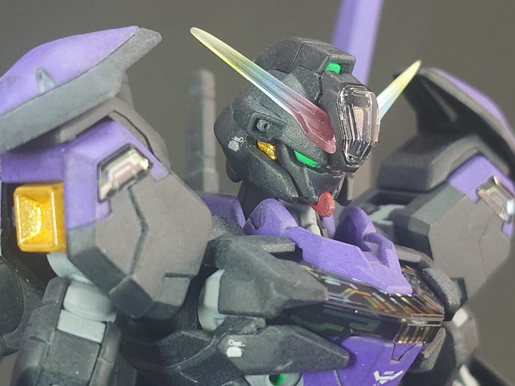 目の上のバイザーを下側に延長し目つきを悪くしているのと、口(あご？)の赤い部分を1mm程度延長。