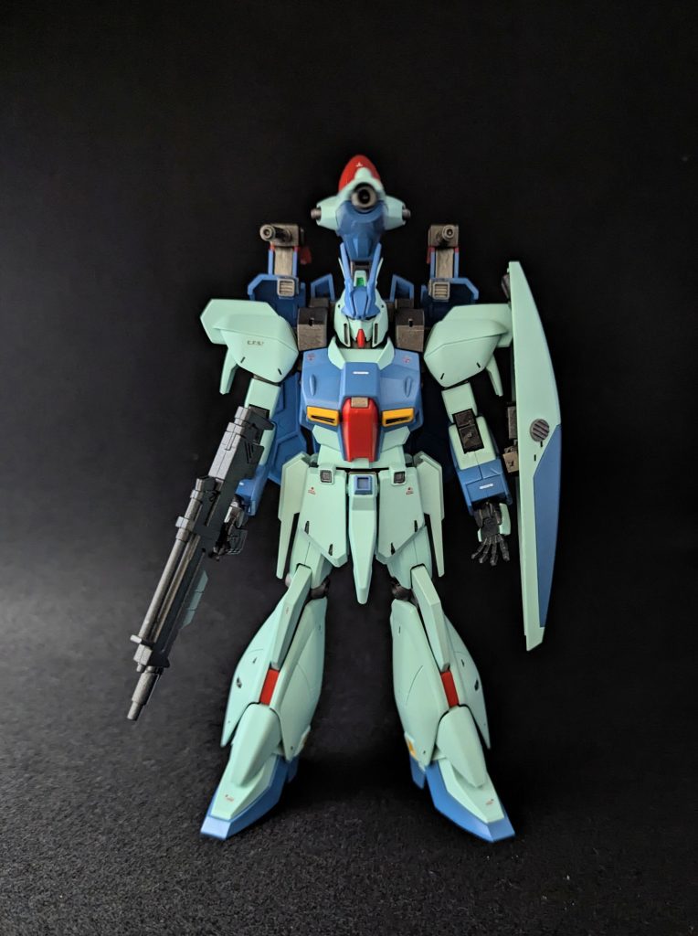 バックパックのビームサーベルは塞がってしまっているので腰サイドアーマーがサーベルラック兼ビームガンになってます
