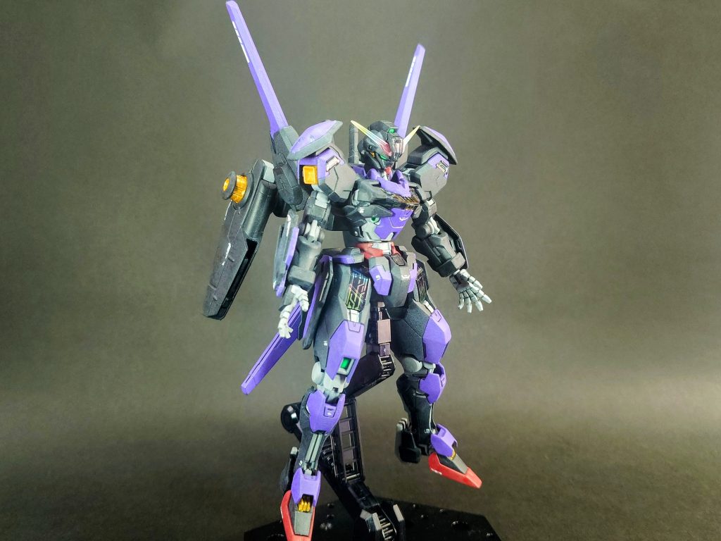 カラーは黒をベースに紫で塗り分け。バックパックにはミラソウル社製フライトユニットを増設してあります。