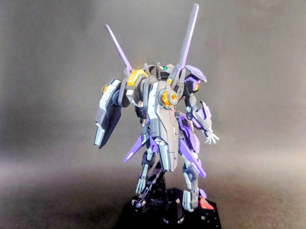 このフライトユニットで長距離砲の反動に耐える設計です。もちろん機動力もアップ。