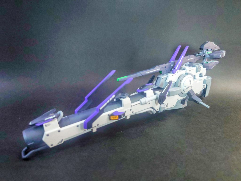 RG Hi−νガンダム用ハイパー・メガ・バズーカ・ランチャーを改造。上部にバリアブルロッドライフルを取り付け、ガンダムエアリアル用のエスカッシャンを取り付けてあります。バリアブルロッドライフルのグリップを移植し、両手持ちできるようにしております。