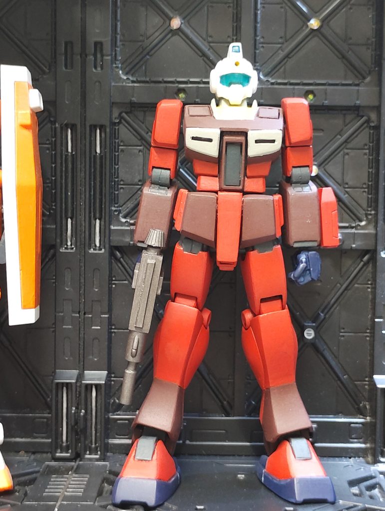 正面ライトアーマーに準じて、肩・腰アーマー小型化アンクルアーマー排除しています。又頭部バルカンは排除せずセンターに一門としてます。