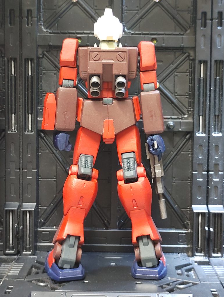 背面ビームサーベルラックは排除し、代わりに腕にボックス型サーベルを装備