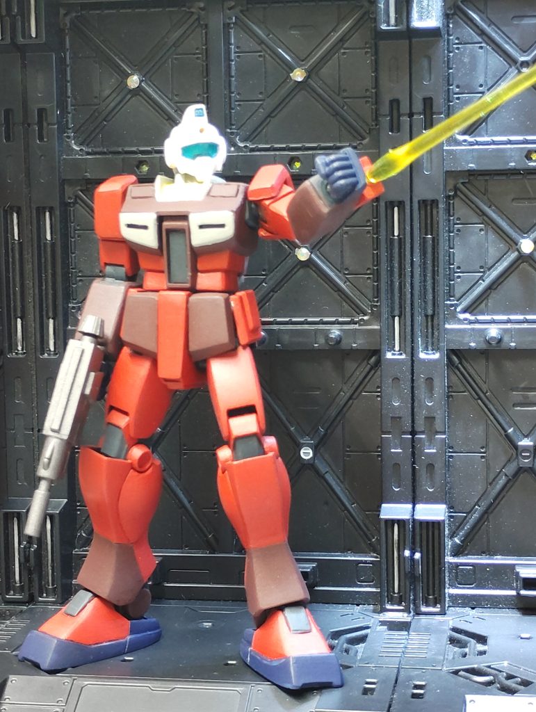 ビームサーベル使用コクピットブロックも若干中に後退させてます。