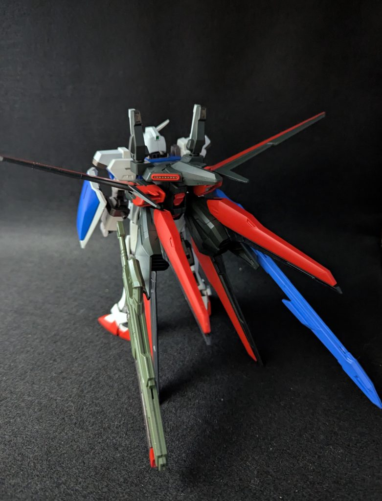 そしてこの特大ボリュームのバックパックのベースはガンダムパーフェクトストライクフリーダムというキットです本家はこれよりさらにボリュームあるんですが少し軽量級に改造しようと真ん中の翼部分をエールストライクの翼に上のキャノンの部分をマークIIのサーベルラックにそれぞれ置き換えました