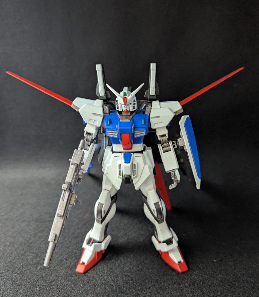 カラーリングはほぼストライクを模倣するスタイルにしましたあととにかく装備が凄いんで当たらないようにシールドは下半分サイズに加工しました