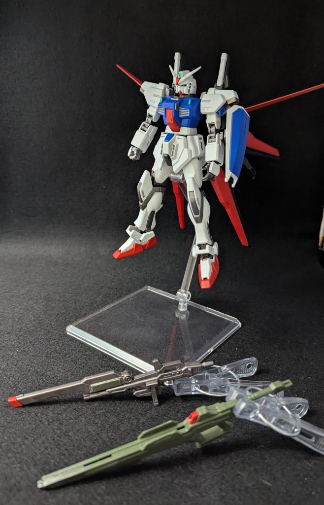 このキットのアグニは合体ギミックのために上がカッコ悪い事になってるんですねなのでもともと背中用のレールガンの一部を上に差し込んで2連にして合体デカソードにした時はビームライフルの上にくっつけれるギミックにしました（これはあんまり意味無かった気がする）