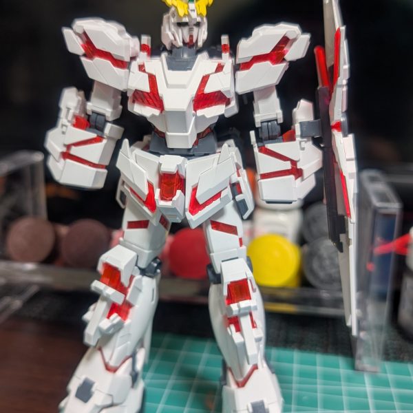 制作途中。初全塗装です。サイコフレームにガイアの蛍光レッドを吹きましたが、クリアパーツと相性も良く、落ち着いた感じになりました。ブルーライトで光る様は見応えがあります。（2枚目）