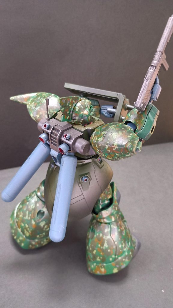 バーニアやプロペラントタンクは薄めのグレーで。後ろのスカート部分に少しだけスジ彫りしてます。す