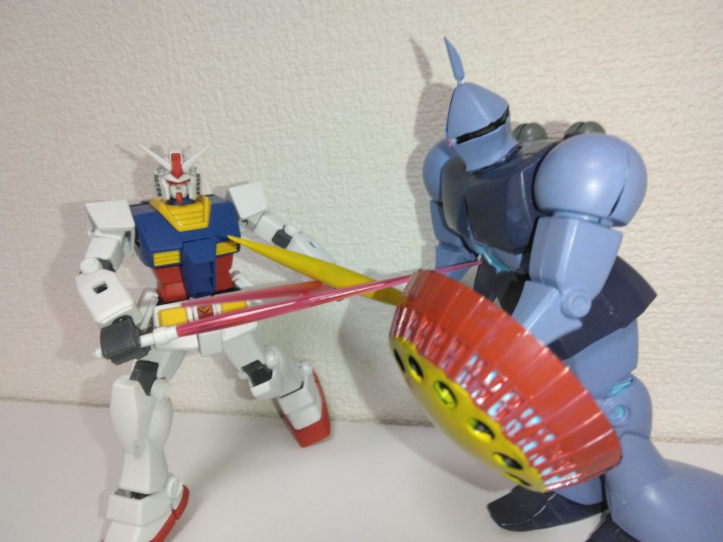 そしてガンダムと交戦！プロポーションには手を加えずに作成しましたが中々スタイルが良いです。  隙の無い攻撃でガンダムを追い詰めますが…………   