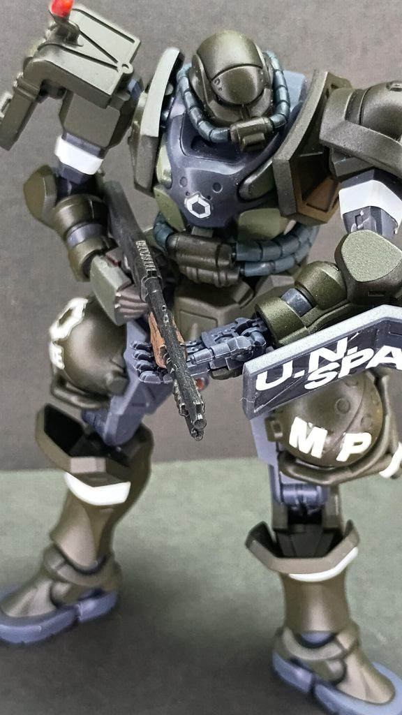 英語圏のコロニーでの軍警かな。宇宙軍って書いてあるので、地球連邦軍の憲兵でもいいかもしれませんね。