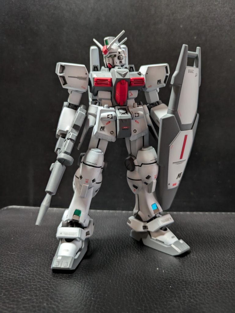 酷評であったGP01の頭部はさすがに使わなかったです。旧キットステイメンの頭部ですがなかなかのハンサムさんです。カラーリングは流行りのロールアウトカラーです。