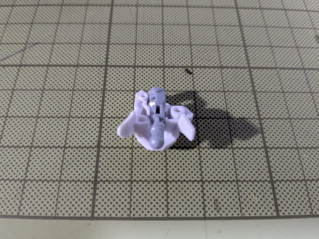 足の箇所だけ取り付けるために、接着剤で付けてます。