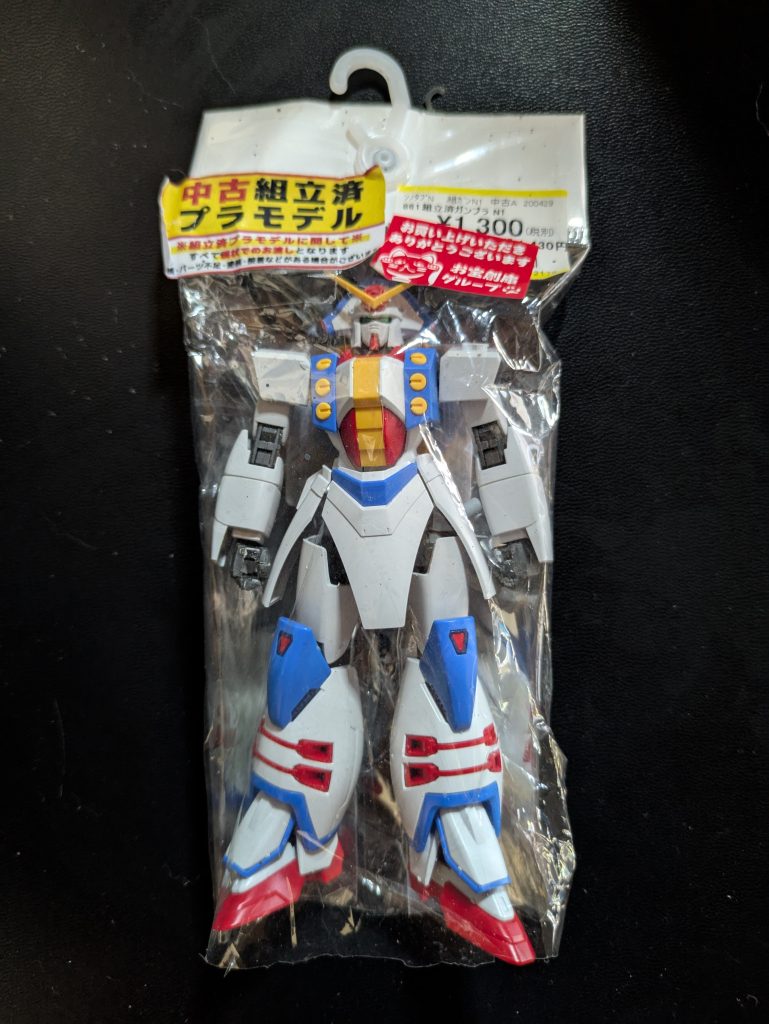 武器なし、アクションベース無し、エフェクトパーツ無し、何より両肩のパーツ欠品だったのですが、実家に旧キットがあるという幸運？のため、やってしまいました。だって1430円ですよ！