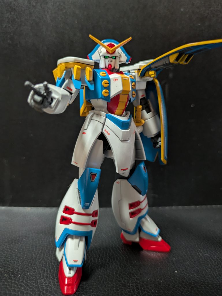 右肩の羽根パーツは分割してリビルド、左肩のアクティブシールドは調整で合わせました。
