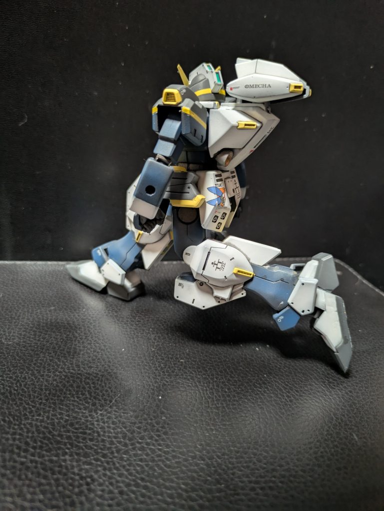 関節等かなり簡略されていたので出来る限り可動化させてみました。さすがにライフルとシールドは流用です。