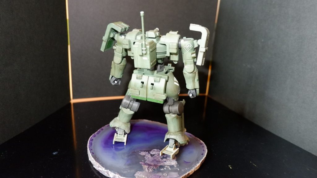 無骨な背中。背負い物が軍人が背負う通信機器ぽくって、ちょっとローテク感