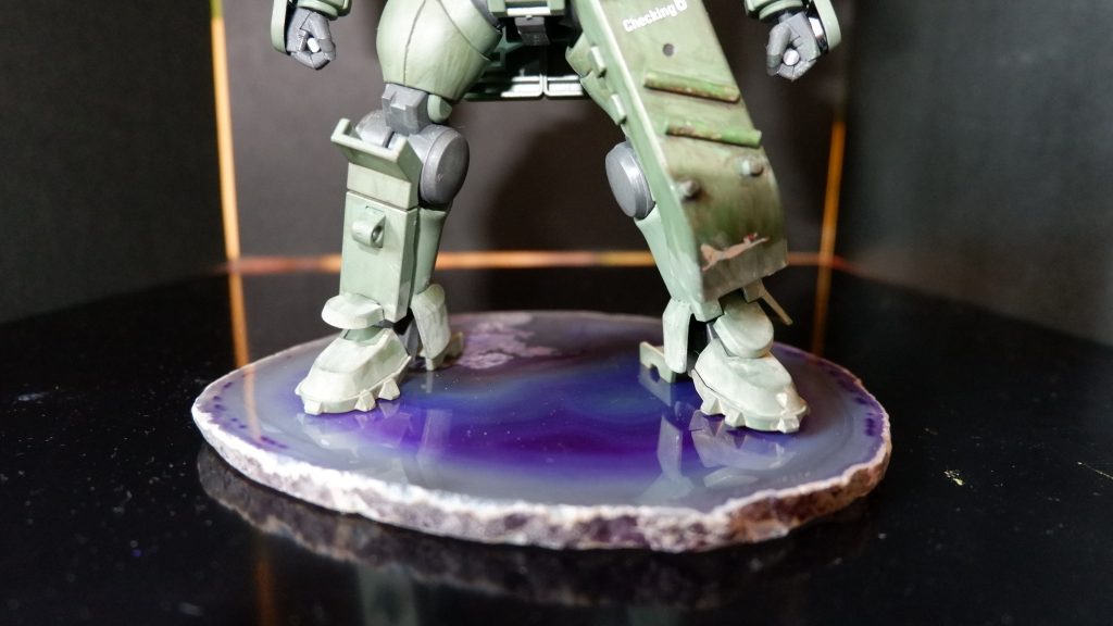 スネシールドに貼り付けたセクシーおねーちゃんのデカールが目立ってない(gundam-kao10)