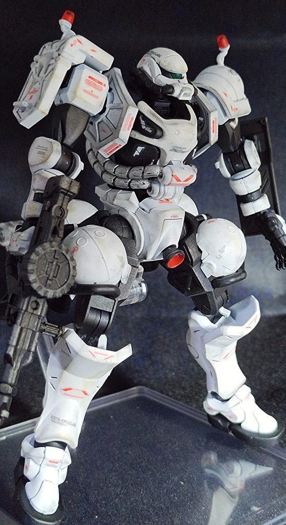 全身ショットで1枚😀合わせ目という合わせ目がでないので、とてもいいキットでした✨肩アーマーは一体成型なので合わせ目ないんですよ!素晴らしい🤩ただ自立が難しいのでアクションベースが必要かと思います🙈