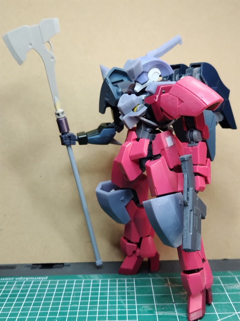 デザイン画に比べ、既存プラモのスケールを考えながらバランスを取ってみました。頭部のアンテナ用に穴あけ、顎部の後ハメ加工首部の延長右肩の軸を下方修正、肘にスパイク左肩ブースター排除腰と臀部スラスターの穴埋めバックパック接続部は30MMジョイント使用