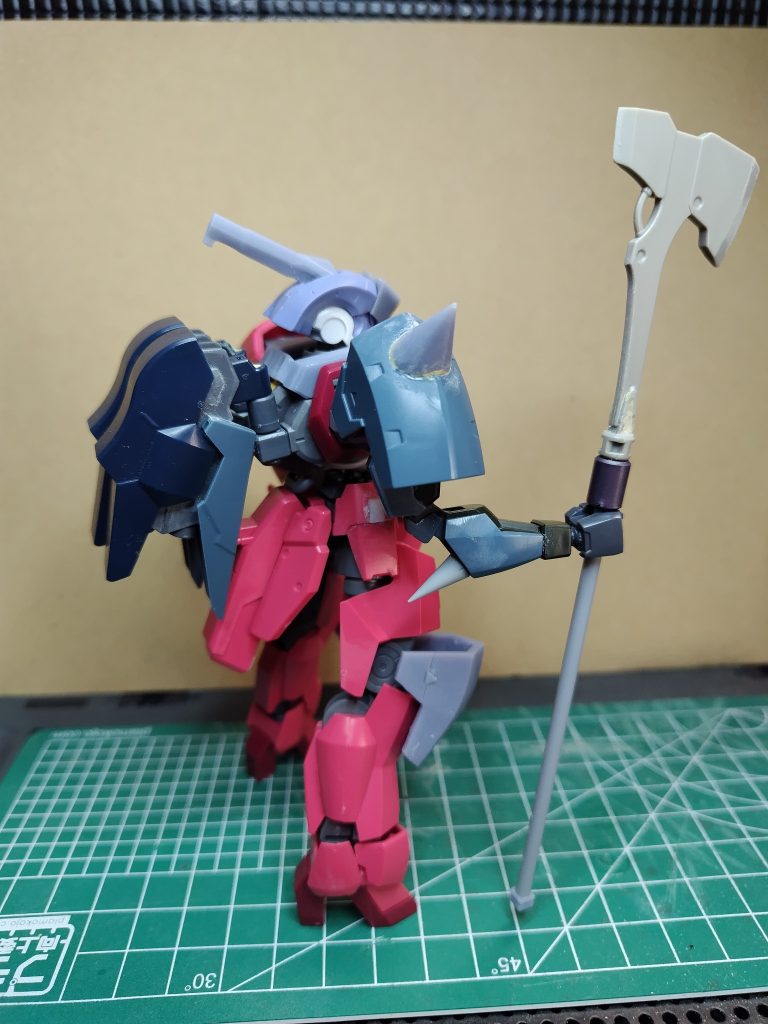 斧の刃先は研磨で鋭利に。柄は3mmプラ棒