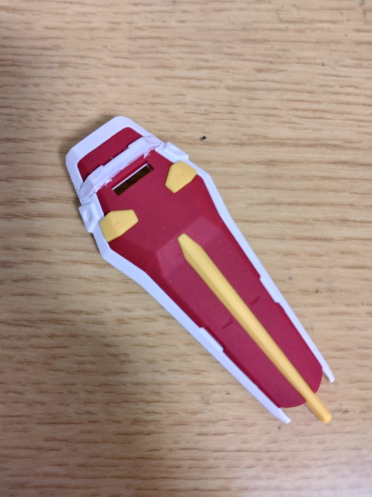 今回は初めての塗装というのもあって反省点が色々見つかりました。例えばこのシールドの白のラインのようにうまく塗料が乗らないことがあったり、どうしてもムラができてしまったりですね。これらの反省点は次回に活かして行こうと思います！やっぱり何事も実際にやってみたほうがいいことがよくわかりました。