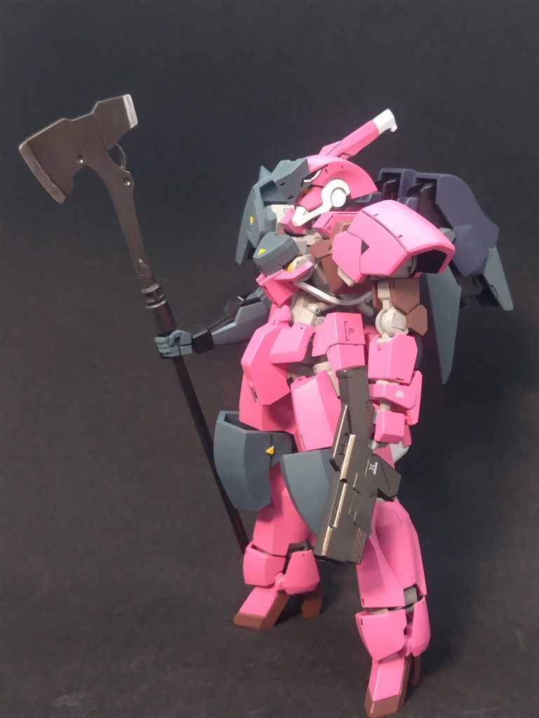 一期でボロボロだったグレイズをテイワズがなんとか修復。百錬の頭部・漏影の腕、バックパック、肩アーマー→膝当てに転用鉄血らしい『あるものを使って改修しました』感があって、左右非対称の面白い機体です。