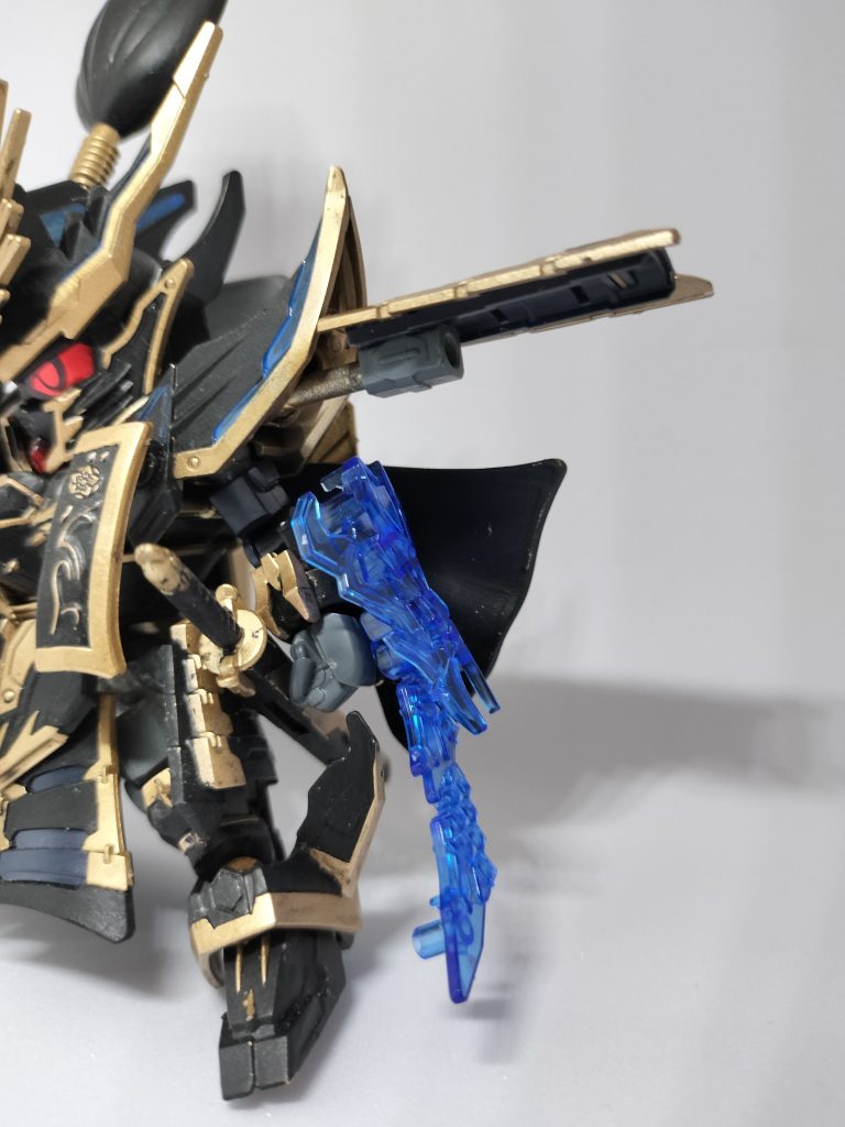 左肩アーマーを上方向に逃がせるように改造T字のランナーとボールデン？のパーツを使いました