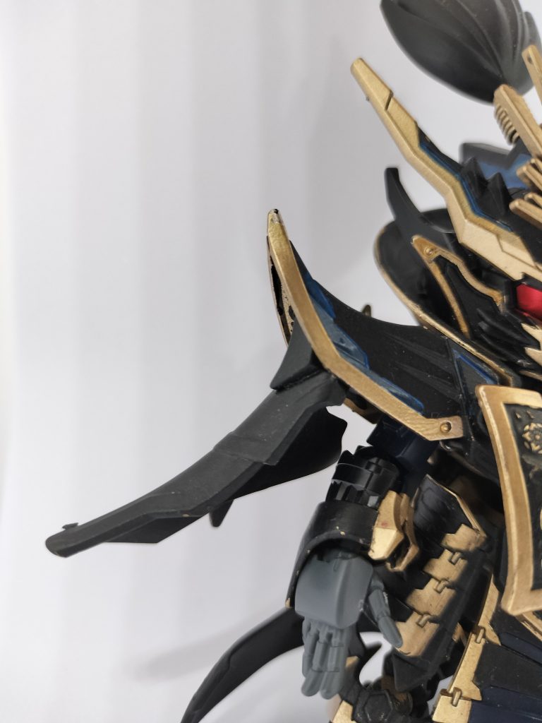 右肩も地味に上に跳ね上げられるようにアーマー内の干渉部分を削り取りました