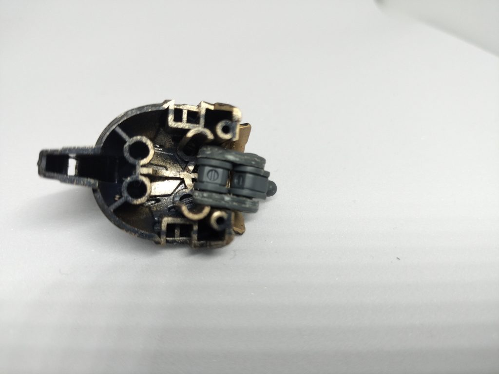 頭におなじみしゃばろっくびこのキットは首周りにマントがあるのでより干渉しやすいため、首が柔軟に動くことで逃がしながら表情をつけることができます