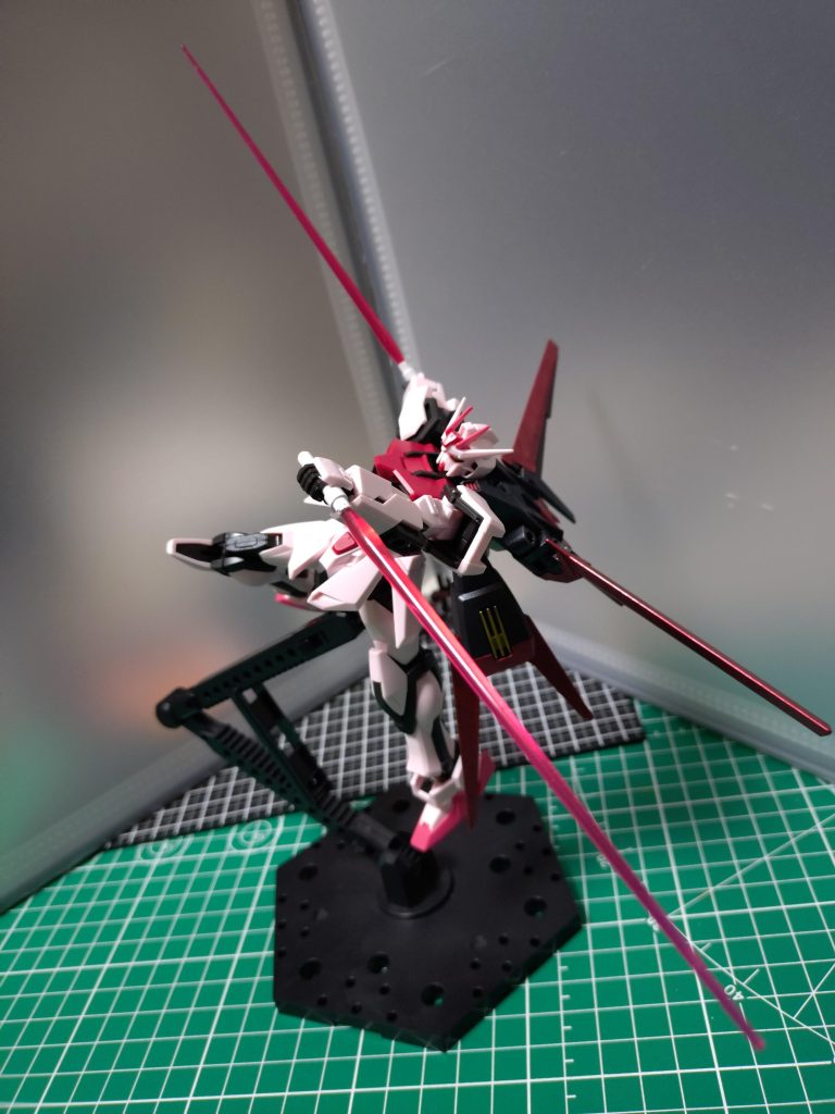 飛びかかるポーズ。厚みが出ない…