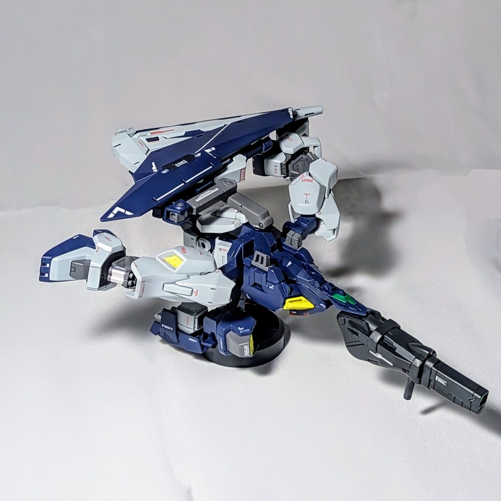 ケレスアーマー折りたたんだスーパーロングビームライフルを機体後方にマウントしています。